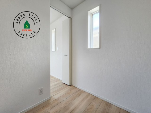 福岡市西区今宿東3丁目第10-6棟(6号棟)の内観：施工例|【WIC（ウォークインクローゼット）】 たくさんの洋服をかけてもシワになりにくいウォークインクローゼット。洋服以外にも、普段使わない家電やスーツケース、ストック品など何でも片付く嬉しい空間です。