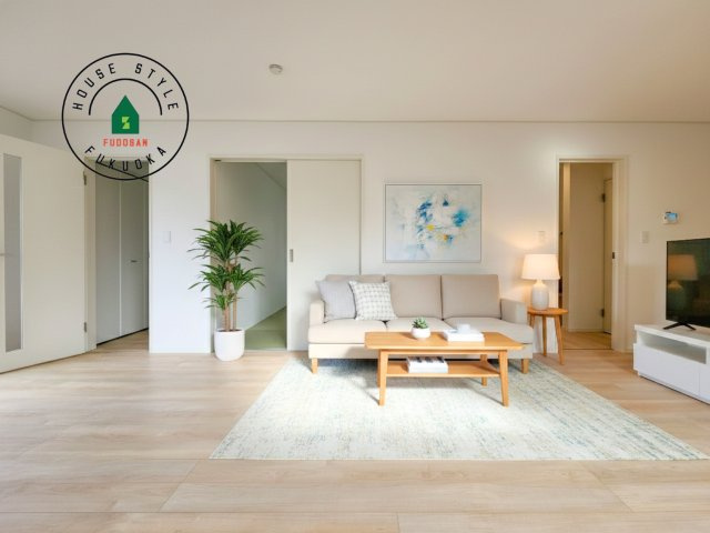 福岡市西区今宿東3丁目第10-6棟(6号棟)の内観：施工例|明るく開放的なリビングダイニングは豊かな陽光が注ぎ込み、やすらぎの空間を演出してくれます。ご家族で楽しいひとときをお過ごし下さい。※家具はCGを合成したものです。