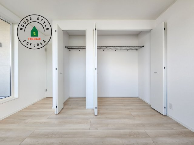 福岡市西区今宿東3丁目第10-6棟(6号棟)の内観：施工例|壁面クローゼットのメリットは、衣類が横一列に並ぶためひと目で洋服が選びやすいこと。衣類をたくさんお持ちの方も、限られたスペース内に無理なく収納することができます。