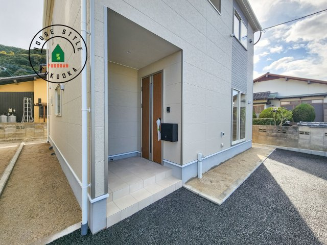 福岡市西区今宿東3丁目第10-6棟(6号棟)の外観：施工例|地盤調査済 / 玄関へ向かうまでのアプローチに漂う上質が期待感をもたせます。玄関は建物の顔。落着きを醸し出した自己主張が心に訴えてきます。