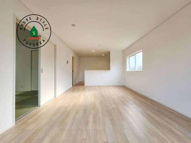 福岡市西区今宿東3丁目第10-6棟(6号棟)の内観：施工例|キッチンからリビングをしっかり確認できます。家族の笑顔があふれる空間になりそうですね。