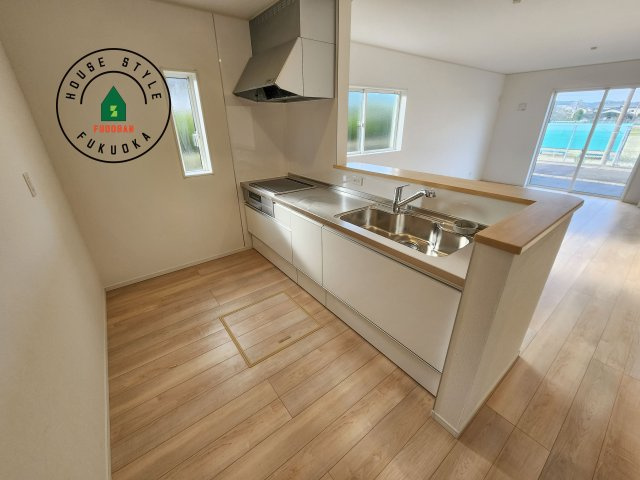 福岡市西区今宿東3丁目第10-6棟(6号棟)の内観：施工例|カウンターキッチンなら、リビングで遊ぶ子供の様子を見ながら料理ができるので安心です。料理を運んでもらったり、子供にお手伝いしてもらいやすいのもいいですね。