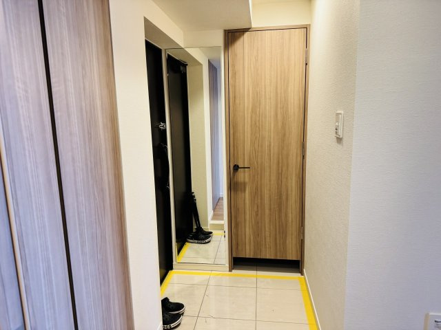 クリオレジダンス八王子ザ・マークスの玄関|～シューズインクローク付き　物が溢れがちな玄関をスッキリとした状態に保てます～