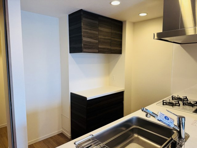 クリオレジダンス八王子ザ・マークスのキッチン|～キッチン背面には備付けのカップボード付き～