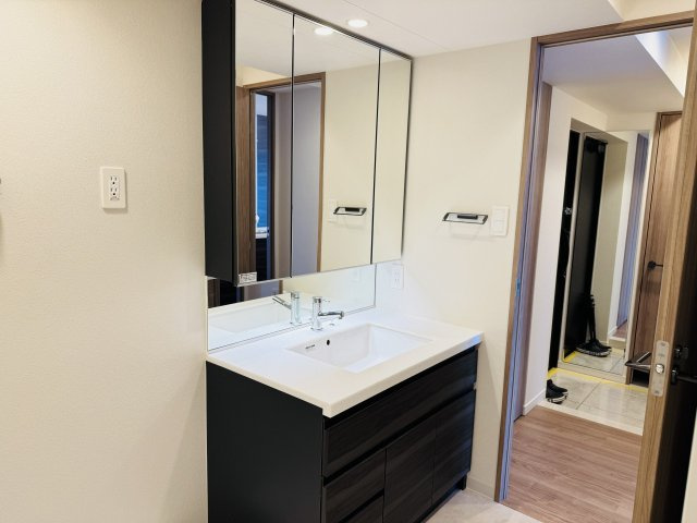クリオレジダンス八王子ザ・マークスの独立洗面台|～３面鏡付きの独立洗面台　細々している物をスッキリ収納出来ます～