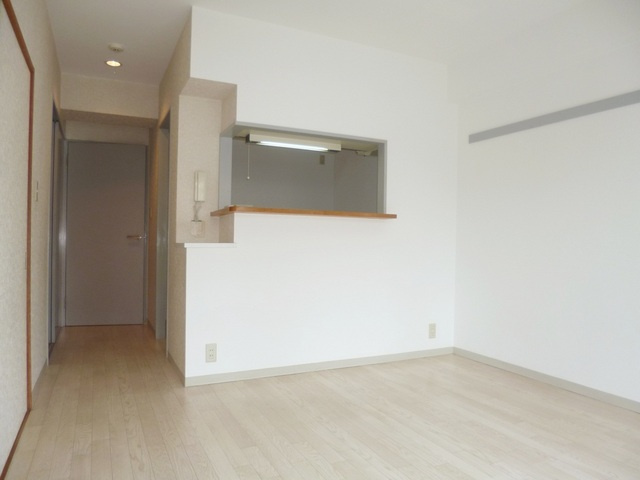 花由館の居間・リビング|カウンターキッチンです。