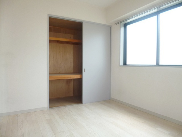 花由館の洋室|収納スパースは何かと便利です。