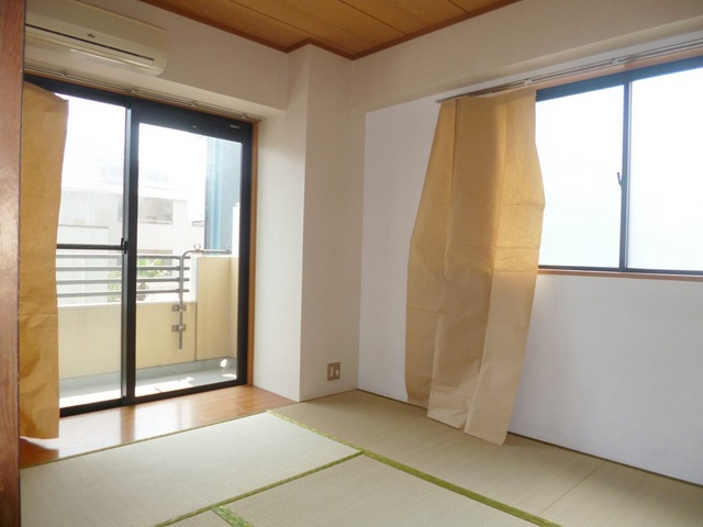 花由館の和室|２面採光で明るいです。