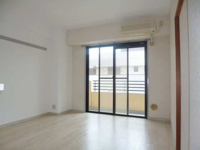 花由館の居間・リビング|リビングにエアコン完備。