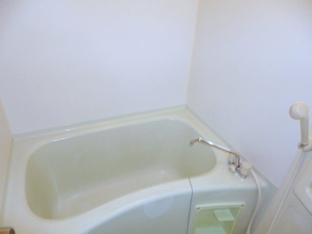 花由館の浴室|広々とした浴槽。