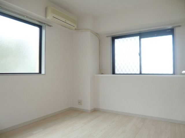 花由館の居間・リビング|２面採光の洋室。