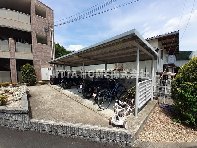 アンジュのエントランス|専用の駐輪場にゴミ捨て場もあります＊