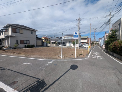 【前面道路含む現地写真】 | 【飯玉第1期　現地外観】
※令和7年11月時点