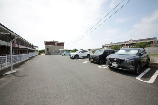 ニシルラッキーキャットの駐車場