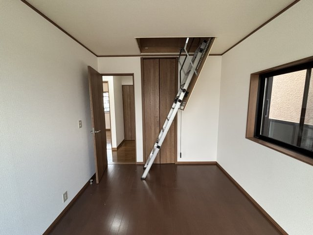 2階洋室には屋根裏収納庫付きです。