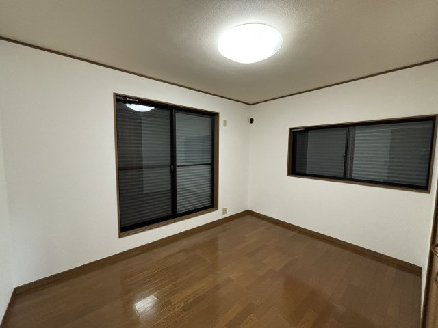 1階・2階に雨戸があります。