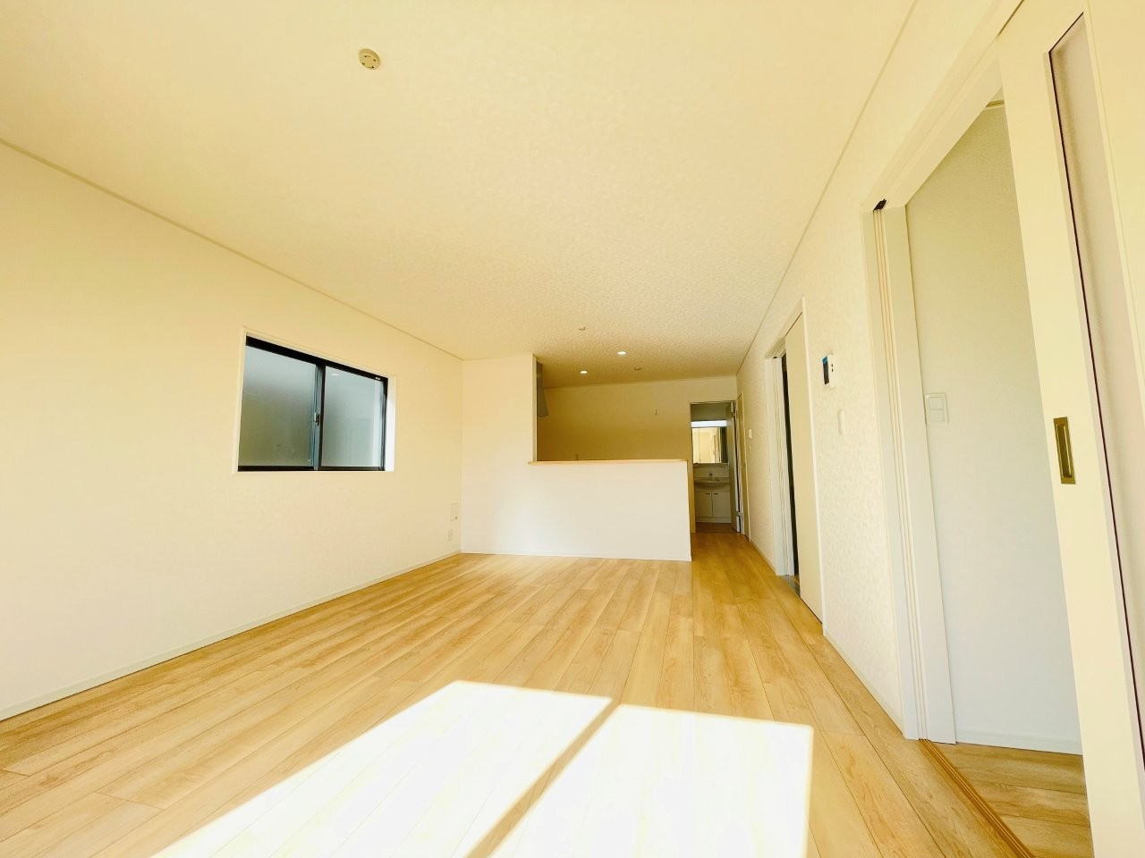 豊田市野見山町第5　新築分譲住宅　全2棟　2号棟の居間・リビング|どこにいても家族の顔が見える、明るく開放的なLDK。