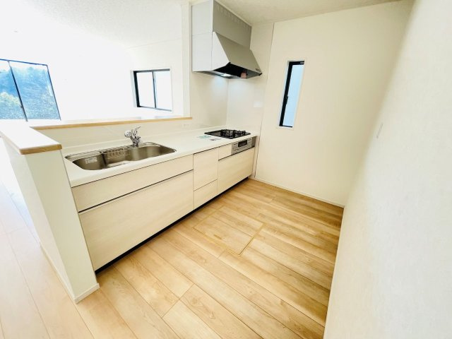 豊田市野見山町第5　新築分譲住宅　全2棟　2号棟のキッチン|広いシステムキッチンでお子様と一緒にお料理もできます。