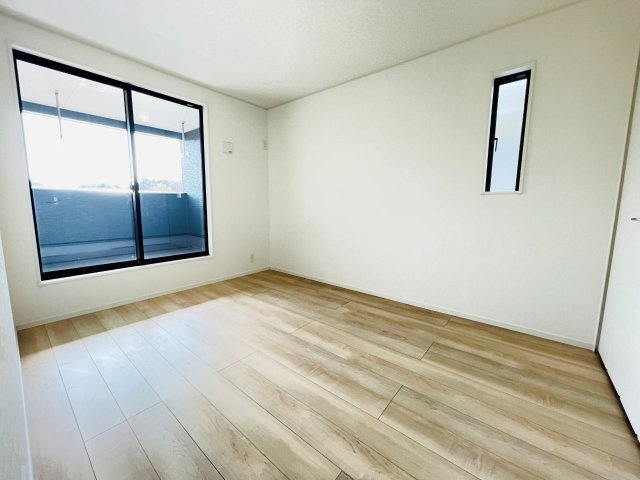 豊田市野見山町第5　新築分譲住宅　全2棟　2号棟の洋室|大きな窓からたっぷりと陽光が注がれる明るい空間です。