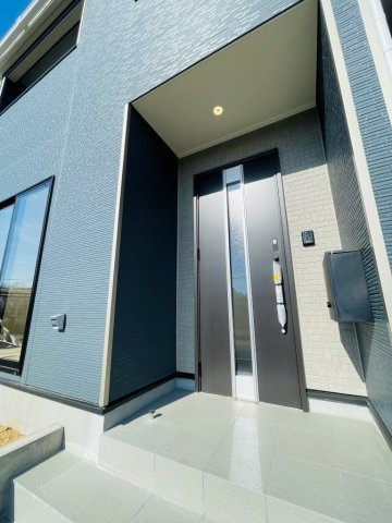 豊田市野見山町第5　新築分譲住宅　全2棟　2号棟の玄関|玄関ポーチがあるので、雨の日でも濡れることがなくドアの開け閉めができます。