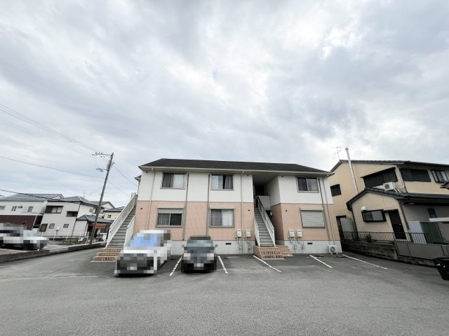 メゾンEYE C棟の駐車場
