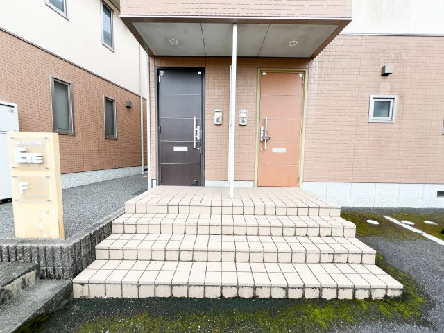 メゾンEYE C棟のエントランス