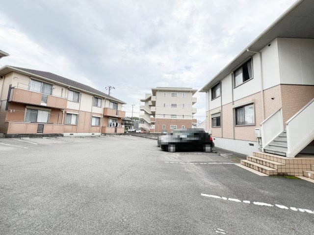 メゾンEYE C棟の駐車場