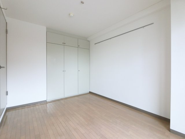 ベイステート安間の洋室