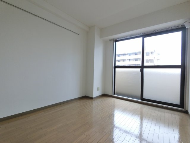 ベイステート安間の洋室