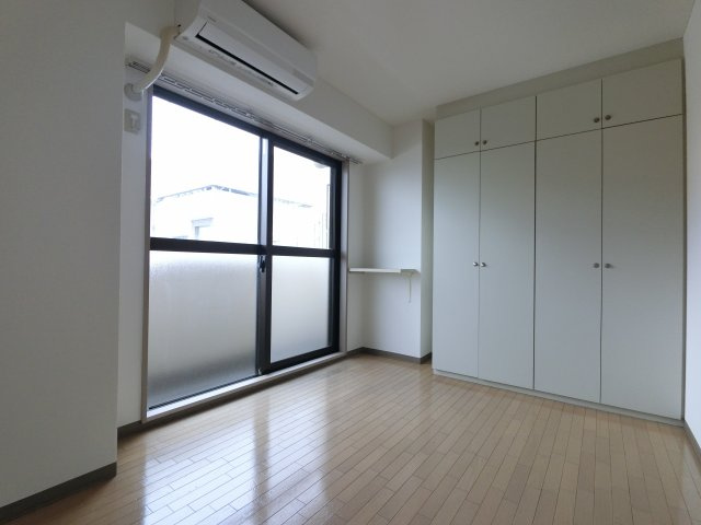 ベイステート安間の洋室