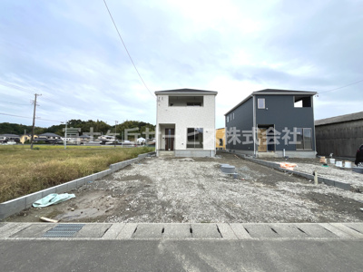 【外観】 | 菊川市下平川 13期 新築一戸建て 1号棟 | 現在建築中の外観画像です。ご内覧は同じメーカーの完成物件へご案内いたしますので、いつでもご相談ください！