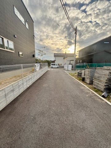 久留米市高良内町第11 1号棟の前面道路含む現地写真