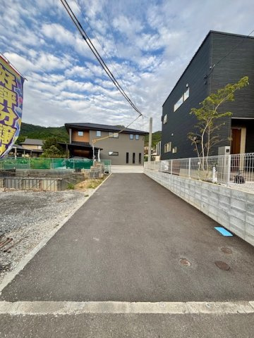 久留米市高良内町第11 1号棟の前面道路含む現地写真