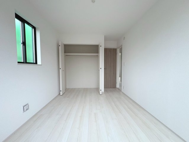 ハートフルタウン　江南市宮後町２期　全１区画分譲の洋室|木目の美しさを際立たせるシンプルデザインで、室内に落ち着きと安らぎを与えてくれます。