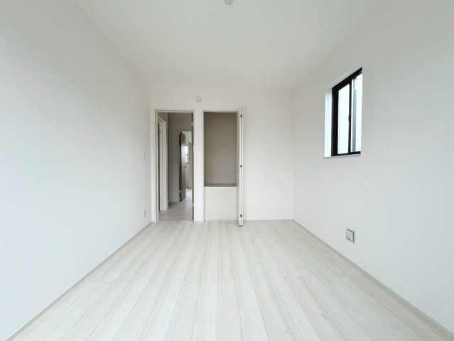 ハートフルタウン　江南市宮後町２期　全１区画分譲の洋室|木目の美しさを際立たせるシンプルデザインで、室内に落ち着きと安らぎを与えてくれます。