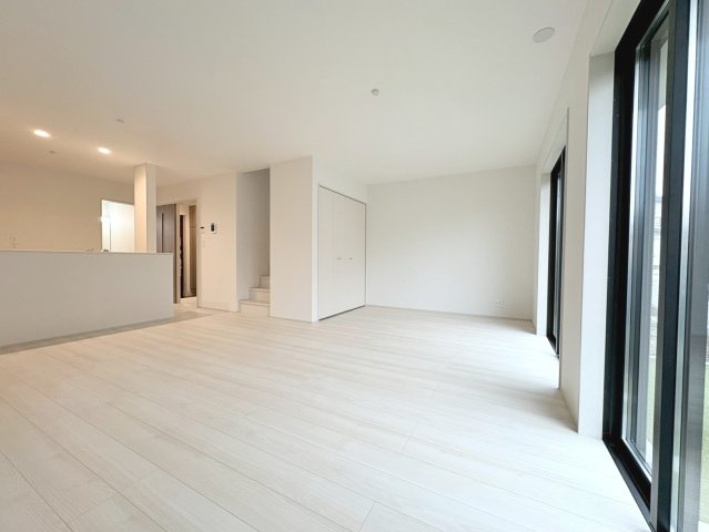 ハートフルタウン　江南市宮後町２期　全１区画分譲の居間・リビング|フローリング材には木目調で木材特有の風合いがあり、ナチュラルな美しさになっています。