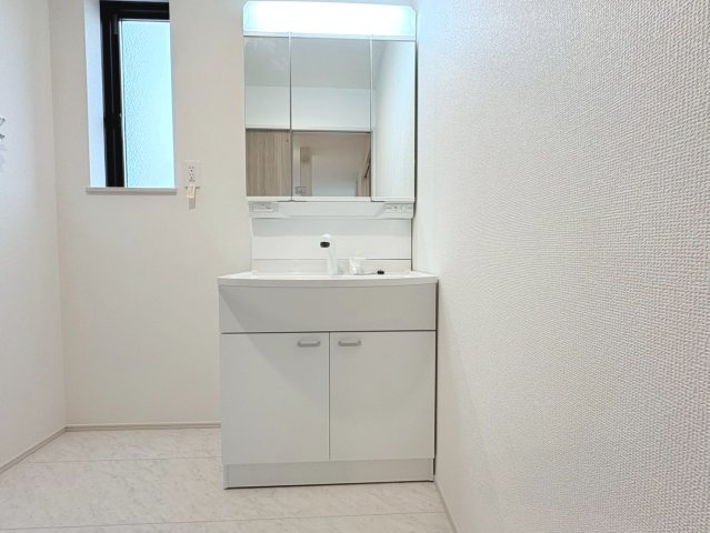 ハートフルタウン　江南市宮後町２期　全１区画分譲の独立洗面台|奥行約420mmのコンパクト設計で従来品と異なり洗面ボウルの成型の精度が高い為スッキリ納まります。