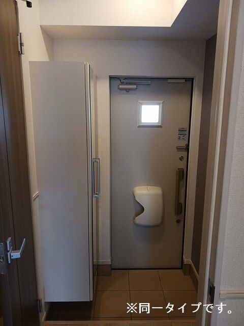 サニーコート伏見の玄関|同一タイプです。