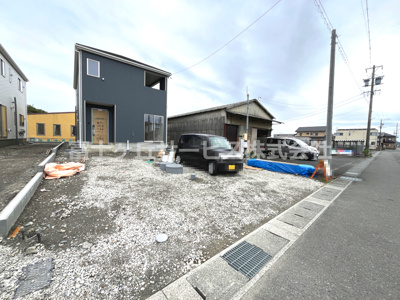 【外観】 | 菊川市下平川 13期 新築一戸建て 2号棟 | 現在建築中の外観画像です。ご内覧は同じメーカーの完成物件へご案内いたしますので、いつでもご相談ください！