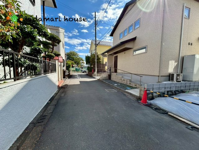 伊奈町小室22期　新築戸建　TERRACE01の前面道路含む現地写真