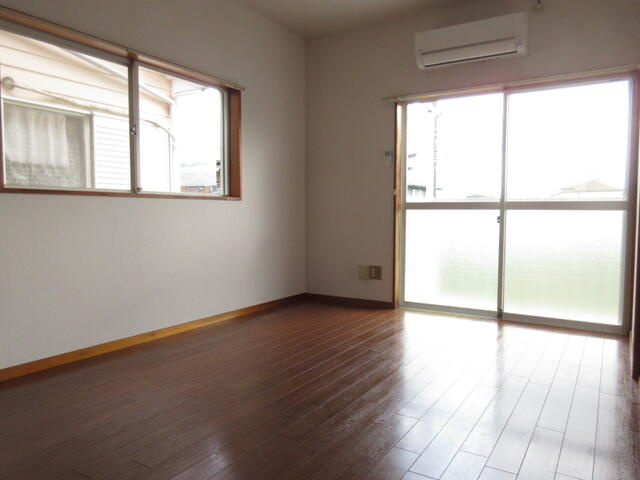 ２階角部屋日当り良好　洋室６帖