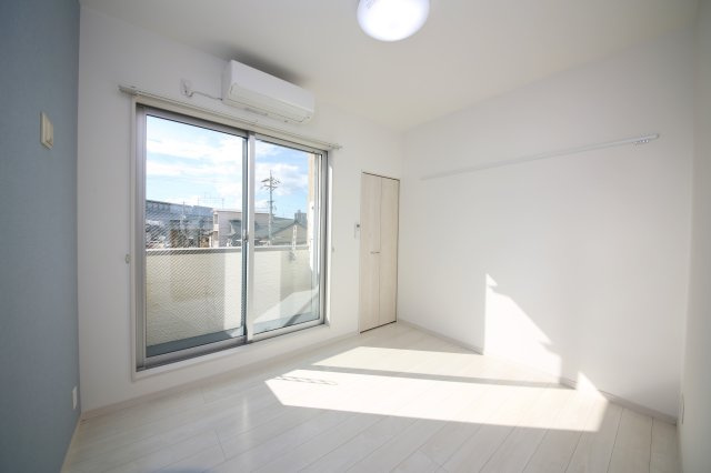 ジュネス明治の洋室