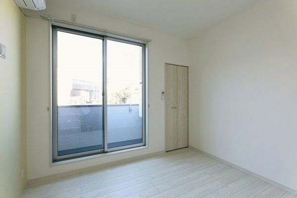 ジュネス明治の洋室