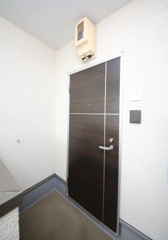 ジュネス明治の玄関