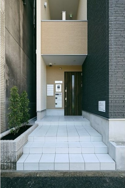 ジュネス明治のエントランス