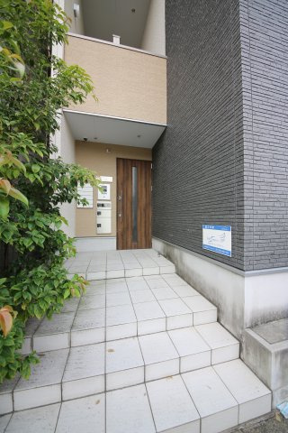 ジュネス明治のエントランス