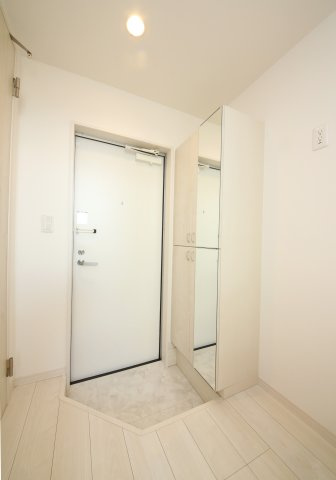 ジュネス明治の玄関