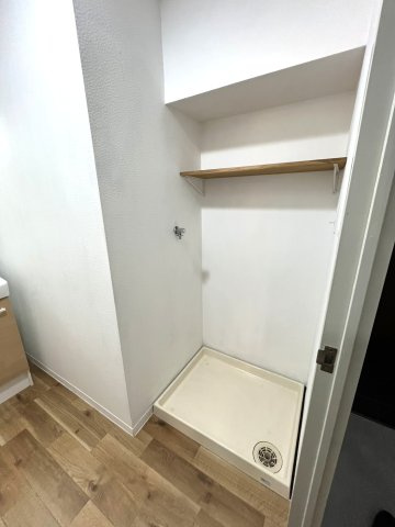 土浦ガーデンハウスの独立洗面台|室内洗濯機置場