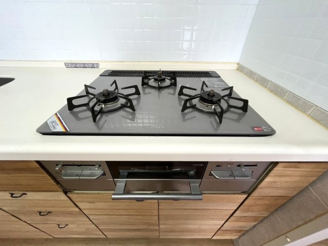 土浦ガーデンハウスのキッチン|3口ガスコンロ