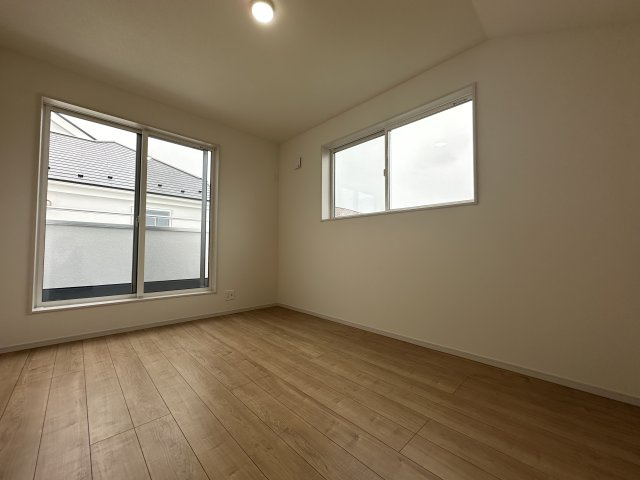 横浜市保土ケ谷区新井町新築戸建ての洋室|２面採光で明るい洋室です。南に面しており過ごしやすそうな個室です。